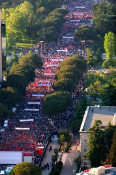 Protest der Sozialisten geht weiter