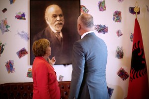 Angela Merkel und Edi Rama betrachten ein Portrait von Ismali Qemali