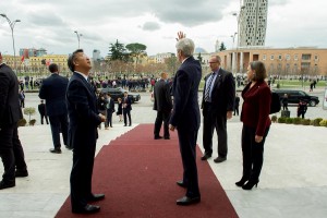 John Kerry winkt der Menge auf dem Skanderbegplatz zu