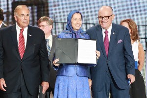 Maryam Rajavi, Anführerin des iranischen Widerstands, mit US-Politikern Giuliani und Rendell (2015)