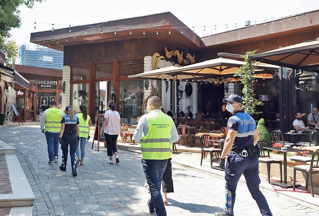 Polizei in Albanien bei der Kontorlle von Corona-Massnahmen