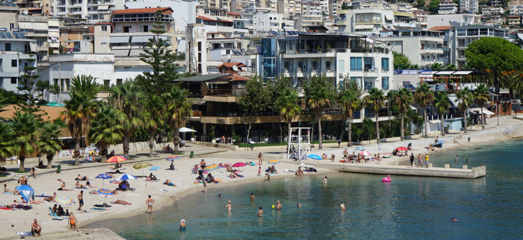 Treiben am Stadtstrand von Saranda: hier gute Wasserqualität trotz Stadtnähe