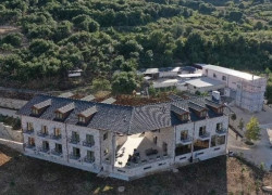 Bujtina Gle Alb Dukaj.jpg