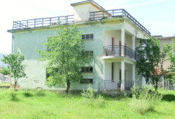 Empfangshaus Erseka.jpg