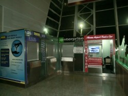 einige Autovermieter am Flughafen.jpg
