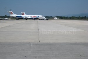 Belle Air am Flughafen Tirana