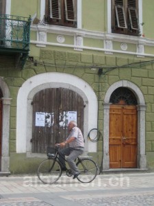 Fahrradfahrer in Shkodras »Piaca«