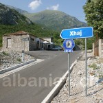 Frisch asphaltierte Strasse in den nordalbanischen Alpen