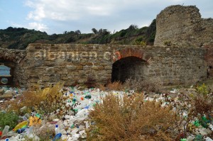 Vom Meer angetriebene Plastikflaschen bei der Skanderbeg-Burg am Kap Rodon nördlich von Durrës