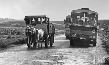 1990er Jahre in Albanien: Postauto überholt Pferdewagen – wohin geht die Reise