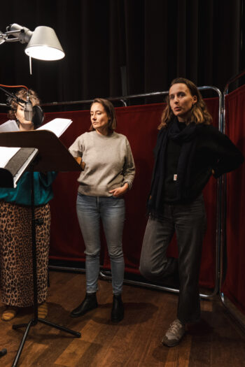 Franziska Tschinderle und Anja Troelenberg im Studio